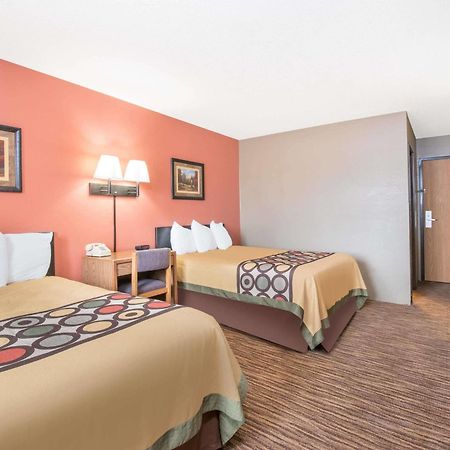 Super 8 By Wyndham Warroad Hotel Екстериор снимка