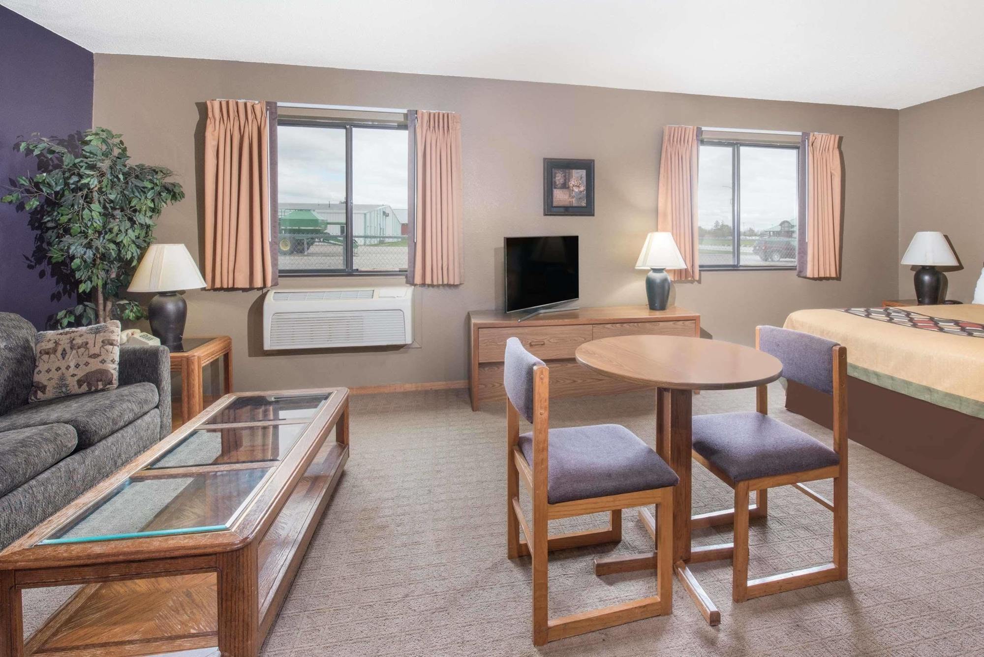 Super 8 By Wyndham Warroad Hotel Екстериор снимка